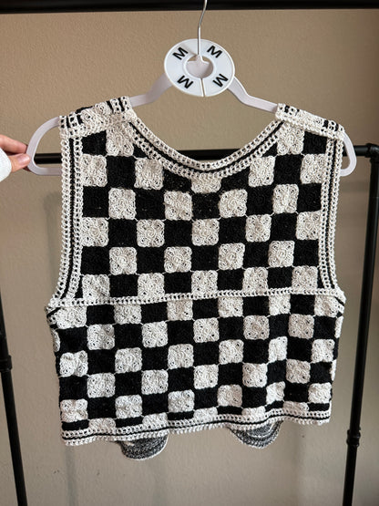 (Size S) Checkered Crocheted Button Vest